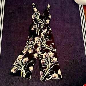 Club Monaco v-neck and back floral cropped wide jumpsuit; fully lined; size2